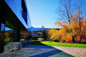 een gebouw met een loopbrug voor een gebouw bij Zhi Resort - Riverside in Dongwan