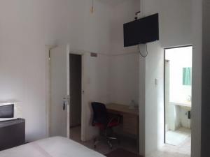 une chambre avec un lit, un bureau et une chaise dans l'établissement Ntoliwa Bed and Breakfast, à Suits Me