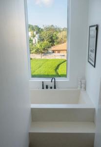 Φωτογραφία από το άλμπουμ του White Palm Villa 1 σε Tumbak Bayuh