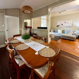 Postel nebo postele na pokoji v ubytování Childers Charmer with Aircon, WIFI & modern luxuries