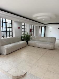 ベラクルスにあるCasa Arekaのソファ付きの広い客室です。