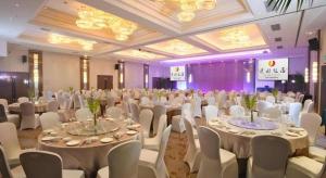 a banquet hall with white tables and white chairs at Yuncheng Jianguo Hotel in Yuncheng +200 photos