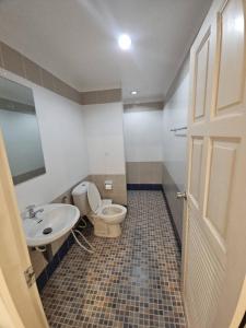 a bathroom with a toilet and a sink at Chalong Paradise Guesthouse in Ban Bang Chak