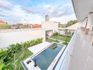 - une vue depuis le balcon d'une maison avec piscine dans l'établissement Oemah Maha, à Tanah Lot