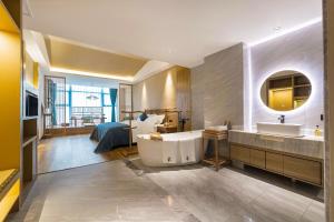 TV a/nebo společenská místnost v ubytování Guiyang Yuewu Boutique Hotel