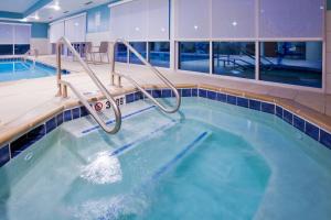 a large swimming pool with a hot tub at Holiday Inn Express and Suites Des Moines Downtown, an IHG Hotel in Des Moines