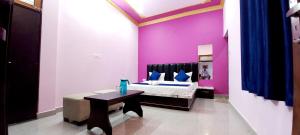 Postel nebo postele na pokoji v ubytování Hotel Siyaram Palace -Orchha