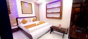 Postel nebo postele na pokoji v ubytování Hotel Siyaram Palace -Orchha