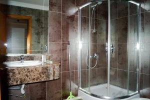 Koupelna v ubytování Travel inn + 7 fotografií