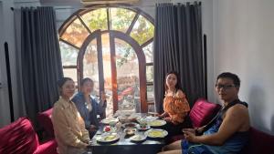 Επισκέπτες που μένουν στο West Bank Guest House