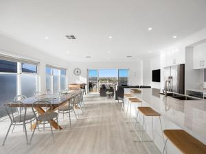 eine Küche und ein Wohnzimmer mit Tisch und Stühlen in der Unterkunft Lil Q River Retreat - Aruma River Resort in Walker Flat