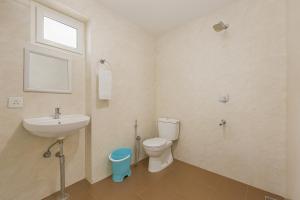 Koupelna v ubytování Nature Valley Riverside Cottage - A Beautiful Cottage Nested in Nature's Lap Tirthan Valley