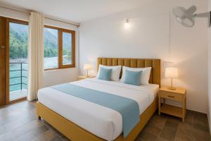 Postel nebo postele na pokoji v ubytování Nature Valley Riverside Cottage - A Beautiful Cottage Nested in Nature's Lap Tirthan Valley