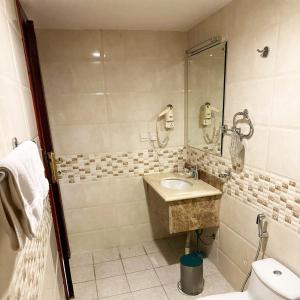 a bathroom with a sink and a shower at Banan Ruz - شقق مخدومة in Hafr Al Baten +10 photos