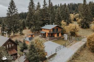 eine Luftaufnahme eines Hauses im Wald in der Unterkunft Chalet Montagne Borzont in Bucsin