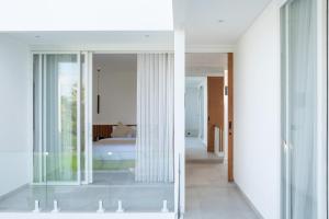 Ένα ή περισσότερα κρεβάτια σε δωμάτιο στο White Palm Villa 1