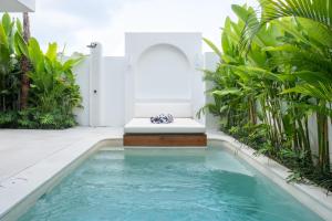Πισίνα στο ή κοντά στο White Palm Villa 1 +18 φωτογραφίες