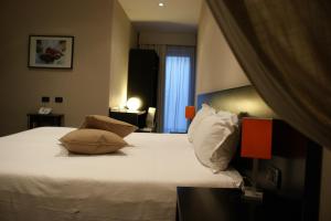una camera con un letto con due cuscini sopra di Hotel Aniene a Roma
