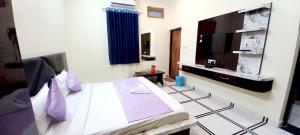 Postel nebo postele na pokoji v ubytování Hotel Siyaram Palace -Orchha + 2 fotografie