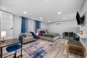 TV a/nebo společenská místnost v ubytování Spacious King Studio with Fast WiFi & Desk