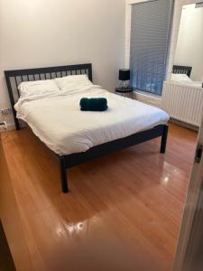 ein Bett mit blauem Kissen in einem Schlafzimmer in der Unterkunft 3 Bed Luxury Contractors Apartment, Free Parking, City Centre, Fast WiFi by Opulent Stays in Derby