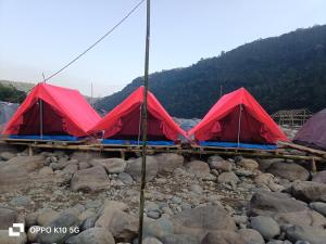 Peisaj natural din apropierea acestui camping