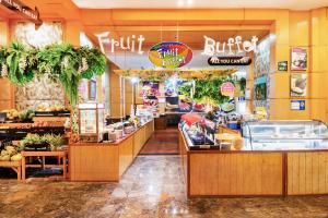 a fast food restaurant with a buffet in a store at Baiyoke Sky Hotel in Bangkok