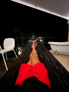 una persona tumbada en una hamaca en un baño en Base Camp Yugawara - Vacation STAY 27937v, en Miyakami 2 fotos más