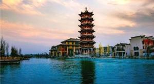 een grote toren die midden in een rivier staat bij GreenTree Inn Puyang Pushang Huanghe Road in Zhongyuanyoutian
