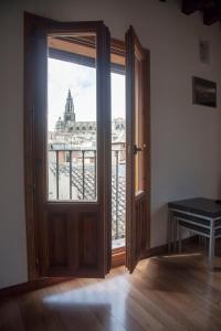 a room with a door and a view of a city at Apartamento Pozo Amargo in Toledo