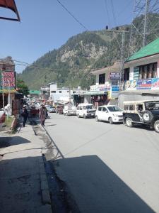una calle con coches aparcados al costado de la carretera en Moon Rise Hotel, en Dargai