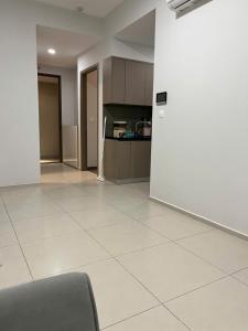 una cucina e un soggiorno con pavimento piastrellato di mickey home ad Ho Chi Minh 1 altra foto