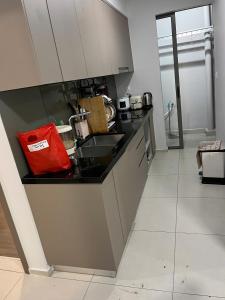 un bancone della cucina con lavandino e borsa rossa di mickey home ad Ho Chi Minh