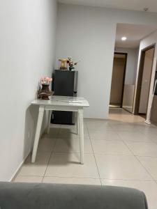 un tavolo bianco in una stanza con parete bianca di mickey home ad Ho Chi Minh