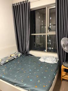 un letto in una stanza con una finestra di mickey home ad Ho Chi Minh