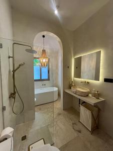 サヌールにあるMaison Boheme Modern Apartment & Villa with Pool in Sanurのシャワー、洗面台、浴槽を備えたバスルーム +231枚の写真