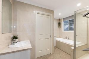 ein Badezimmer mit Waschbecken, Badewanne und Toilette in der Unterkunft Lemon & Myrtle Cottage in Myrtleford + 22 Fotos