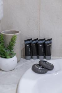 Ein Stapel Bücher lag mit einer Pflanze auf einer Theke. in der Unterkunft Lemon & Myrtle Cottage in Myrtleford