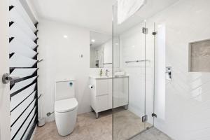 Ένα μπάνιο στο Zara del Mar - Pet Friendly Absolute Waterfront +36 φωτογραφίες