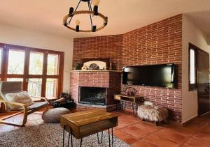 TV a/nebo společenská místnost v ubytování Vavatsinia Panorama Cottage