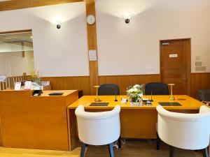 Οι επιχειρηματικές εγκαταστάσεις ή/και οι αίθουσες συνεδριάσεων στο アルソア女神の森 美ウェルネスリトリート