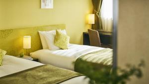 Ένα ή περισσότερα κρεβάτια σε δωμάτιο στο アルソア女神の森 美ウェルネスリトリート +15 φωτογραφίες