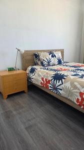 Postel nebo postele na pokoji v ubytování room near train station and airport