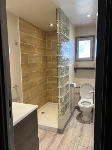 Koupelna v ubytování Domaine Le Prieuré + 24 fotografií