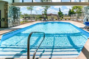 a large swimming pool with a patio and a swimming poolvisor at Motel 6-Southgate, MI - Detroit in Southgate