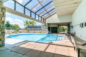 an indoor swimming pool with a glass ceiling at Motel 6-Southgate, MI - Detroit in Southgate +16 photos