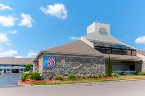 a building with a sign on the front of it at Motel 6-Southgate, MI - Detroit in Southgate