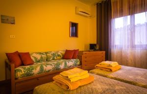 ein Wohnzimmer mit einem Sofa und 2 Betten in der Unterkunft Su Connotu in Sestu
