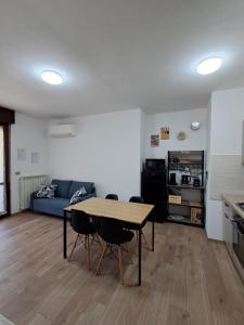 Una sala de estar con una mesa y un sofá azul. en Interno 10, en Capolona