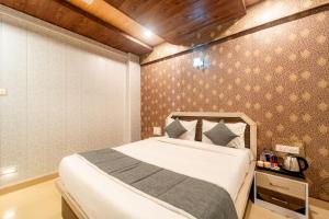 Postel nebo postele na pokoji v ubytování Balaji Excellency Resort